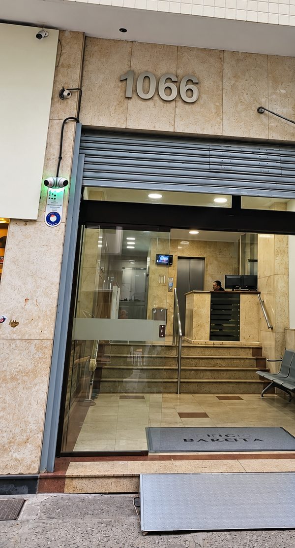 Entrada do edifício número 1066 da Avenida Nossa Senhora de Copacabana